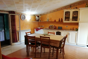 Camere in appartamento arredato al centro