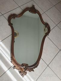 Specchio vintage con cornice in legno intagliato