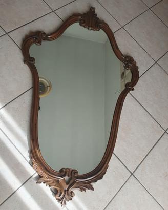 Specchio vintage con cornice in legno intagliato