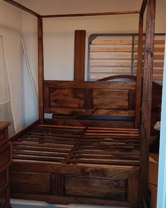 Letto a baldacchino in legno