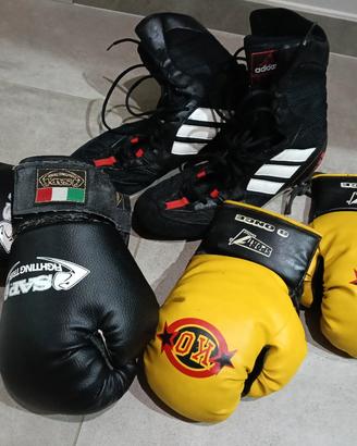 abbigliamento e guantoni boxe 