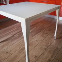 Tavolo quadrato bianco