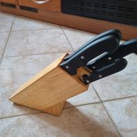 ceppo in legno con coltelli 