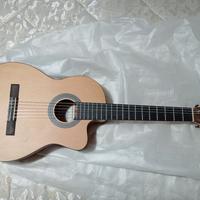 chitarra classica elettrificata Salvador 