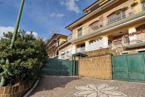 VILLA A SCHIERA A AIELLO DEL SABATO