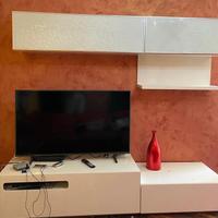 Sala completa di mobile, divano tavolo e sedie