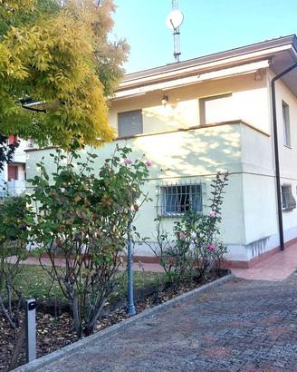 VILLA INDIPENDENTE SU DUE LIVELLI CON GIARDINO DOP