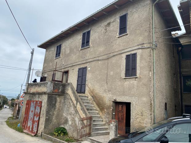 Casa indipendente di 200 mq con scorcio sul lago