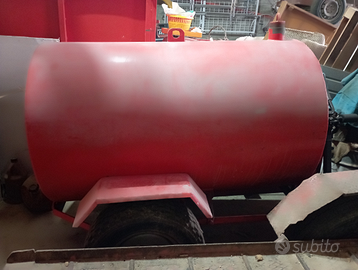 Serbatoio in ferro con ruote e gancio traino