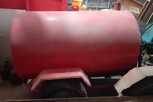 Serbatoio in ferro con ruote e gancio traino