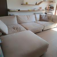 Elegante divano modulare con chaise longue/pouf