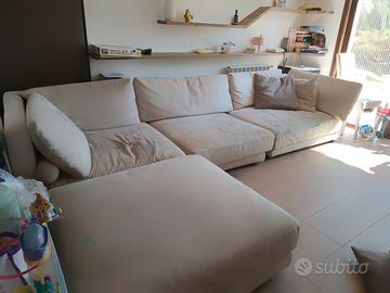 Elegante divano modulare con chaise longue/pouf
