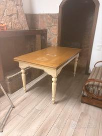 Tavolo da pranzo con sedie