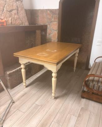 Tavolo da pranzo con sedie