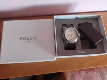 Orologio Fossil con portacarte magnetico in pelle