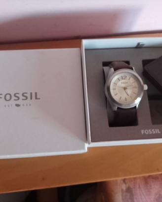 Orologio Fossil con portacarte magnetico in pelle