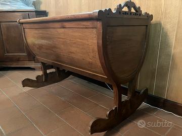 Culla antica con dondolo in legno