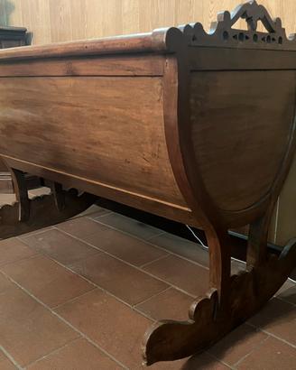 Culla antica con dondolo in legno