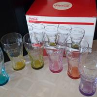 Bicchieri coca cola con fondo colorato