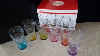 Bicchieri coca cola con fondo colorato