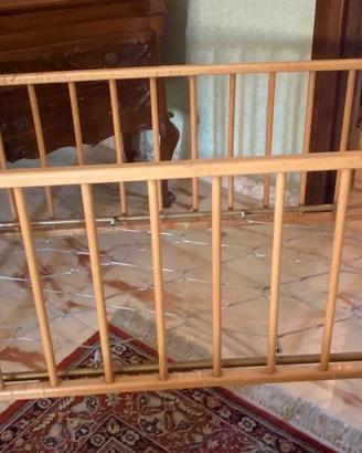 Lettino con sbarre in legno