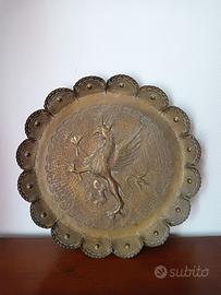 Piatto vintage araldico in ottone, grifone corona 