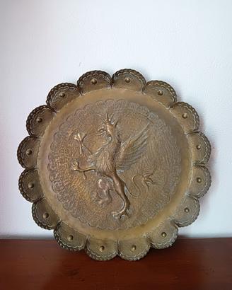 Piatto vintage araldico in ottone, grifone corona 