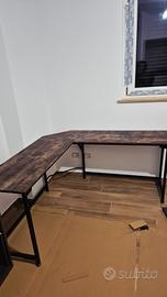 Scrivania angolare con portapc mai usata 
