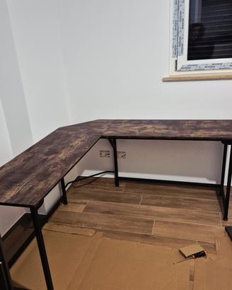Scrivania angolare con portapc mai usata 