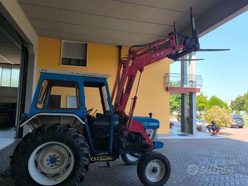 Trattore Ford 5610 con caricatore