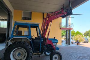 Trattore Ford 5610 con caricatore