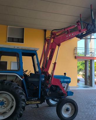 Trattore Ford 5610 con caricatore
