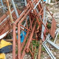 trave carraia e tubi zincati  per ponteggio usato 