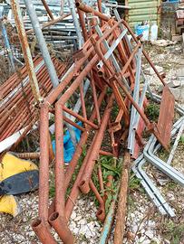 trave carraia e tubi zincati  per ponteggio usato 