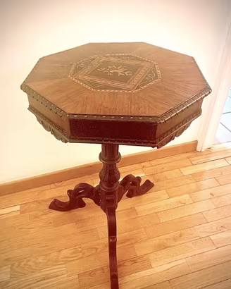 Tavolino Ottagonale e tanti mobili d'antiquariato