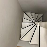 Scala a chiocciola color bianco