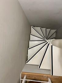 Scala a chiocciola color bianco