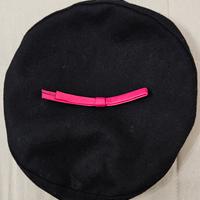 Basco Bimba in Lana – Nero con Fiocco Fucsia