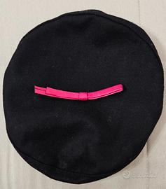 Basco Bimba in Lana – Nero con Fiocco Fucsia