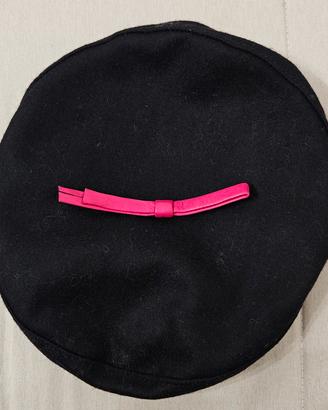 Basco Bimba in Lana – Nero con Fiocco Fucsia