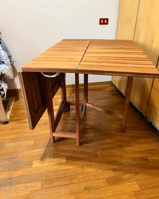 Tavolo salvaspazio in legno con ruote