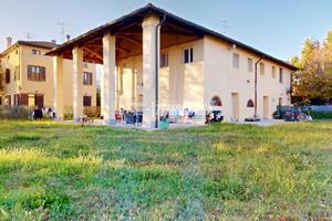 Doppia porzione di casa indipendente, con ampia co