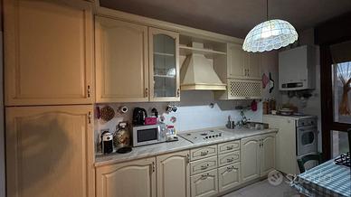 Cucina con tavolo allungabile e 4 sedie