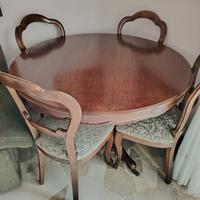 Tavolo rotondo con sedie 