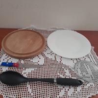 Strumenti cucina: tagliere, colino, mestolo, colte