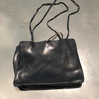 Borsa in pelle blu, Principe