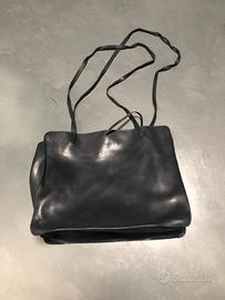 Borsa in pelle blu, Principe