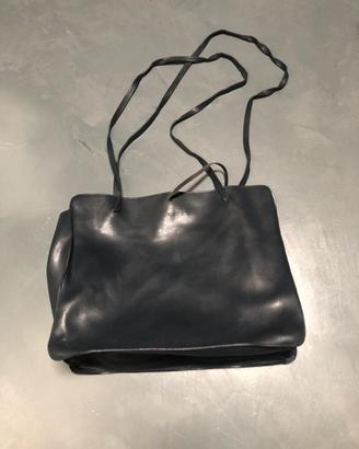 Borsa in pelle blu, Principe