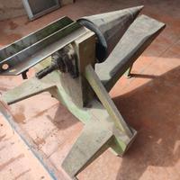 Spaccalegna industriale con punta conica