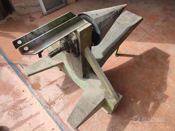 Spaccalegna industriale con punta conica